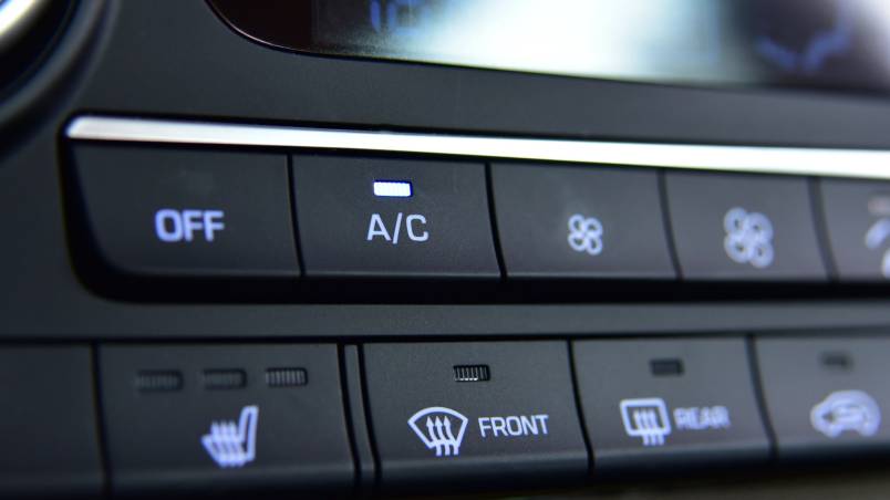 Auf dem Bild sind die Knöpfe für die Einstellung der Klimanlage eines Fahrzeuges zu sehen.