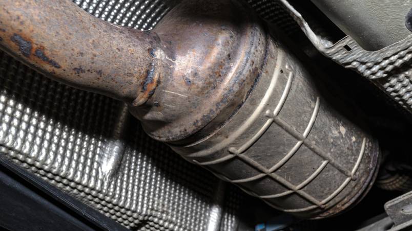Das Bild zeigt den Unterboden eines Autos mit einem gut sichtbaren Katalysator im Abgassystem.