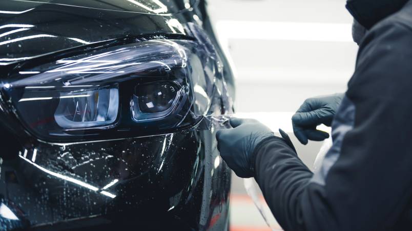 Bildtitel Licht prüfen am Auto, Nahaufnahme