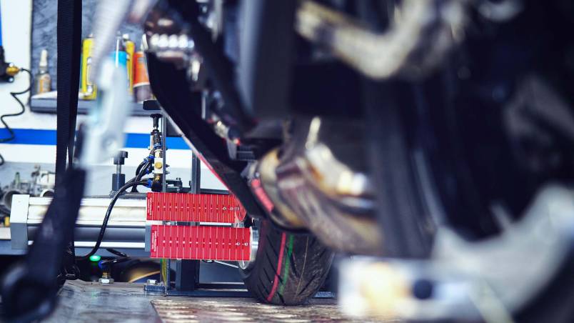 Motorrad auf einer Arbeitsbühne, bereit für Prüfung oder Wartung auf dem Prüfstand